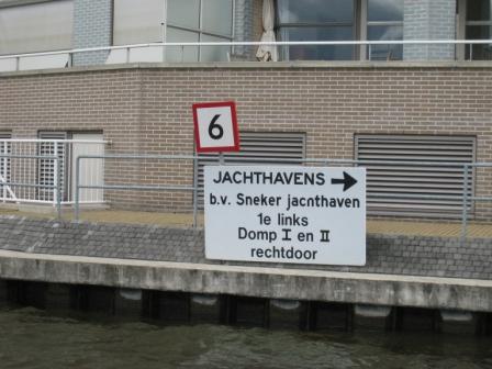 Een duidelijk bord vlak voor de stad Sneek dat de richting aangeeft naar de jachthaven 